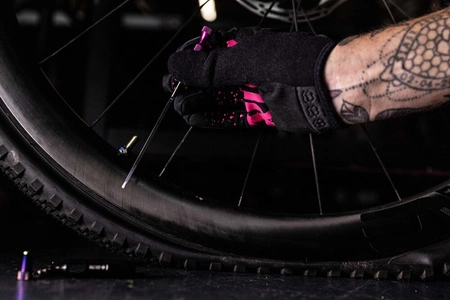 MUC-OFF PRZYRZĄD DO POMIARU POZIOMU USZCZELNAICZA W OPONIE Hey Dipstick