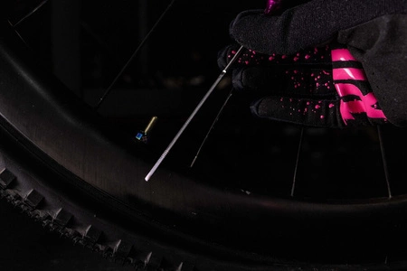 MUC-OFF PRZYRZĄD DO POMIARU POZIOMU USZCZELNAICZA W OPONIE Hey Dipstick