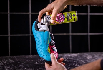 MUC-OFF PIANKA DO CZYSZCZENIA BUTÓW/KASKÓW Foam Fresh 250ml